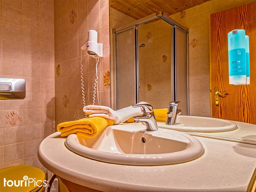 Bad im Doppelzimmer mit Spiegel und Waschtisch