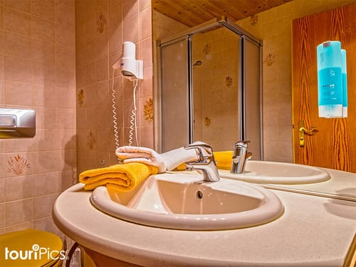 Bad im Doppelzimmer mit Spiegel und Waschtisch