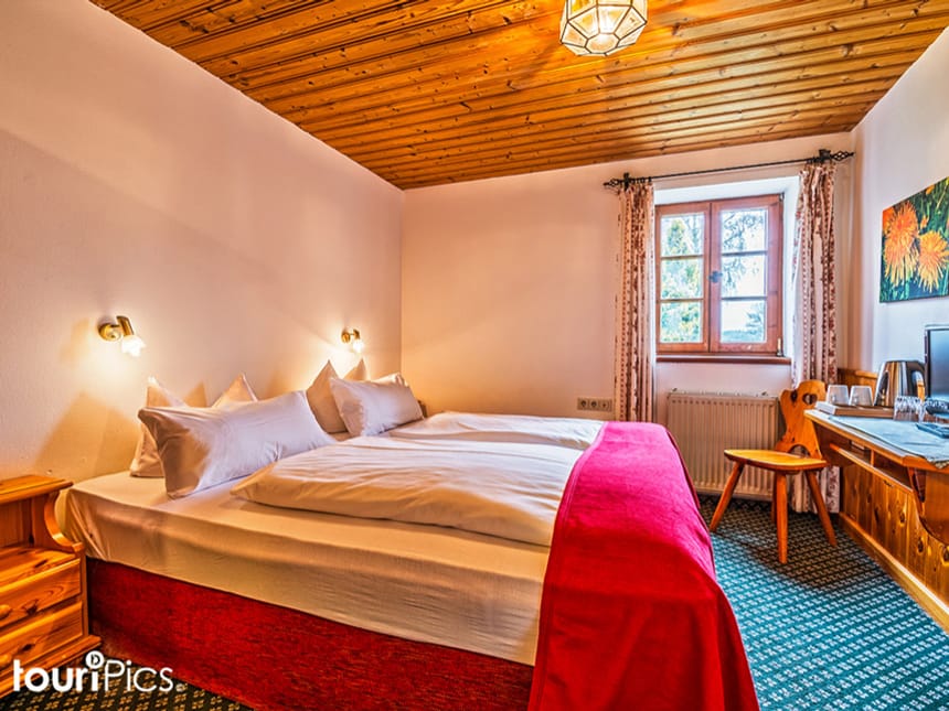 Doppelzimmer für Zwei mit Kaffeestation, TV und Stuhl
