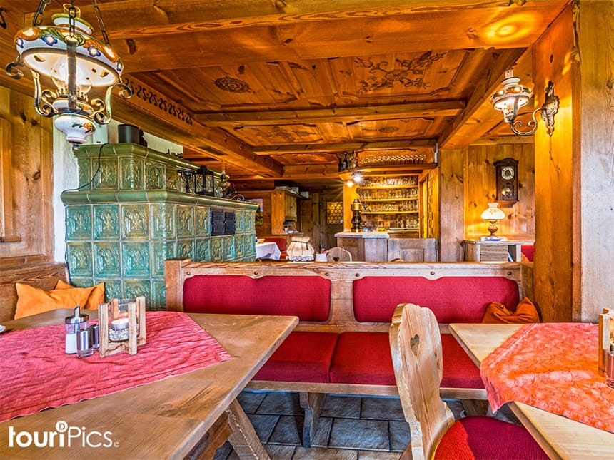 Restaurant und Gaststuben mit Kachelofen, Sitzbänken und Bar