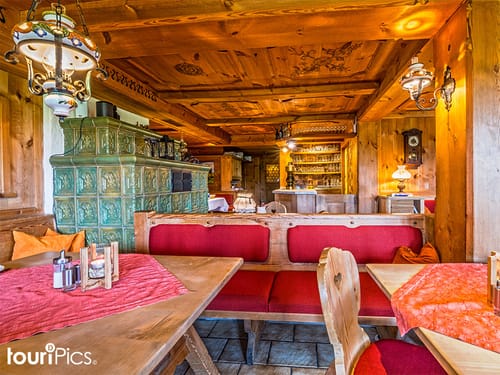 Restaurant und Gaststuben mit Kachelofen, Sitzbänken und Bar