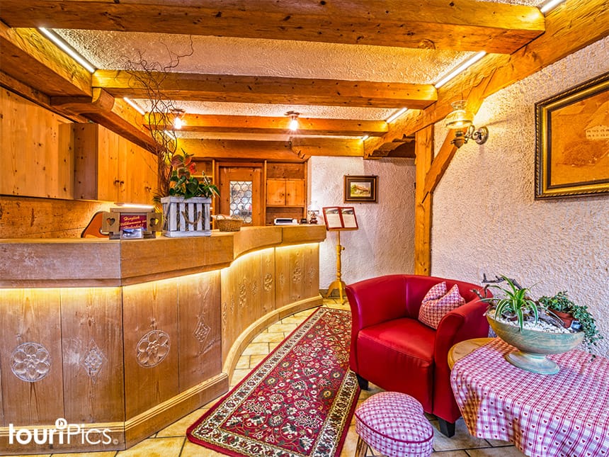 Rezeption mit Sessel und Tisch