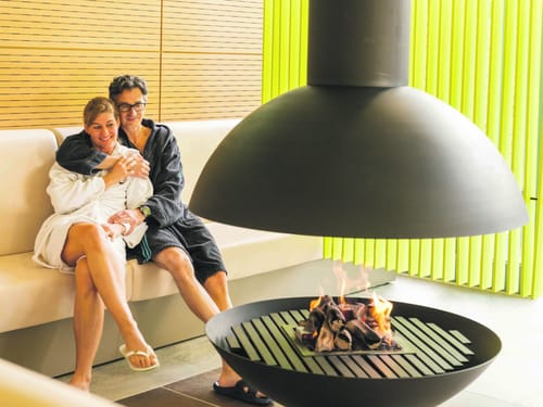 Pärchen vorm Kamin in der Therme