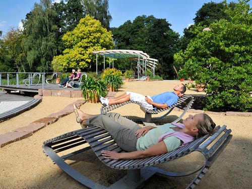 Relaxliegen in der Parkanlage
