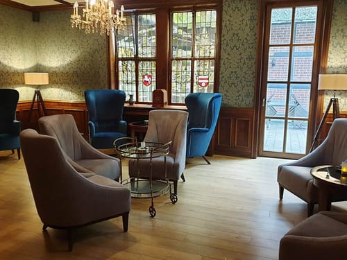veschieden Lesesselt mit Tischen im Loungebereich