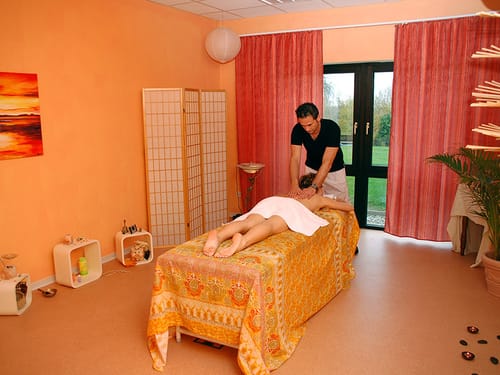 Massageanwendung im Wellnessbereich
