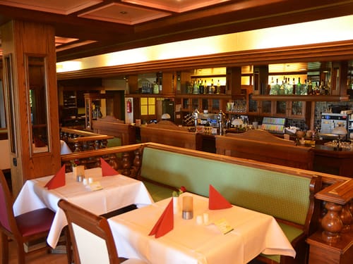 Hotelbar mit angrenzenden Restaurant