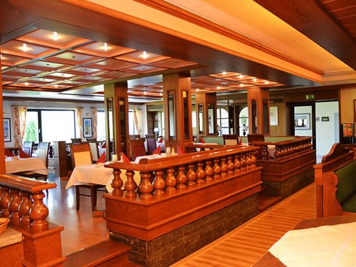 gemütliches Restaurant mit weiß eingedeckten Tischen
