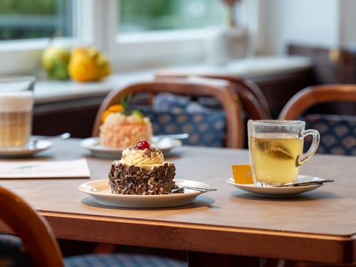 hauseigenes Cafe mit verschiedenen Spezialitäten aus der Konditorei