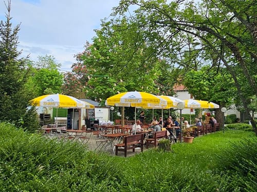 verschiedene Sitzmöglichkeiten im Hotelgarten