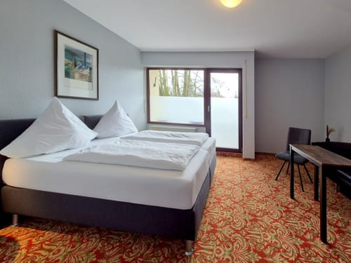 Komfortables Doppelzimmer im Hotel mit Balkon und Schreibtisch