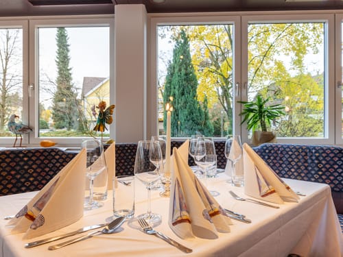 gedeckter Tisch mit Servietten, Weingläsern und Besteck