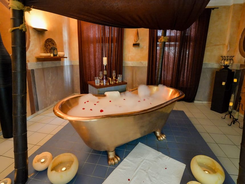 Schaumbad mit Rosen in der Wellnessoase