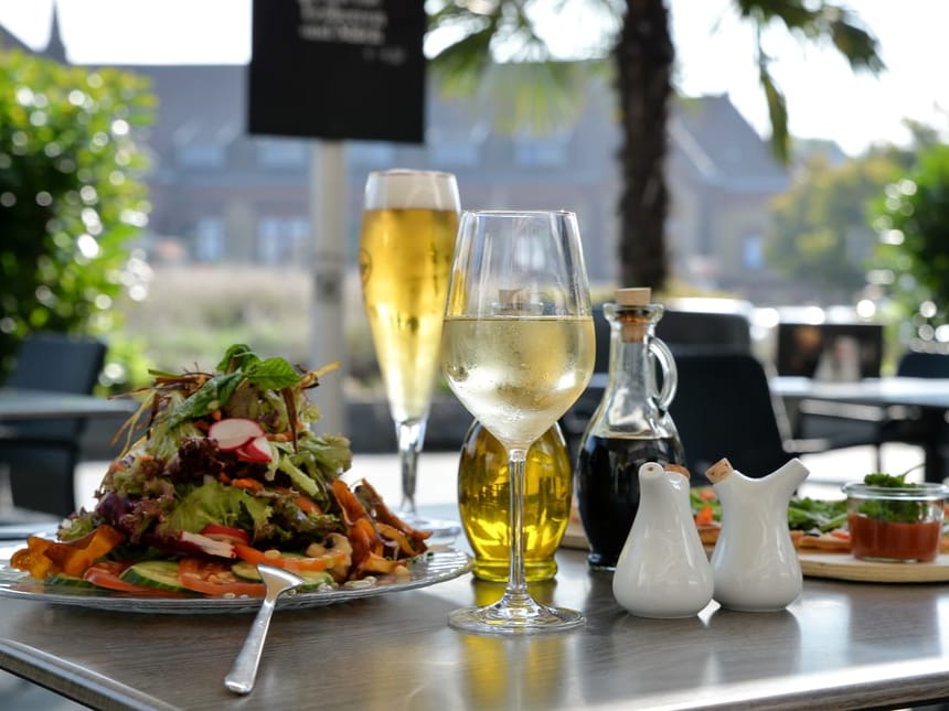 Salatvariation,mit Bier und Wein auf dem Tisch