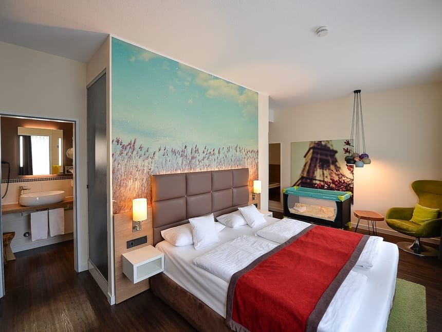 Doppelzimmer Komfort mit Boxspringbett und Sessel