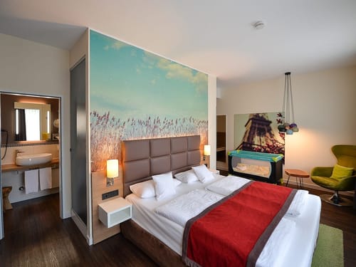 Doppelzimmer Komfort mit Boxspringbett und Sessel