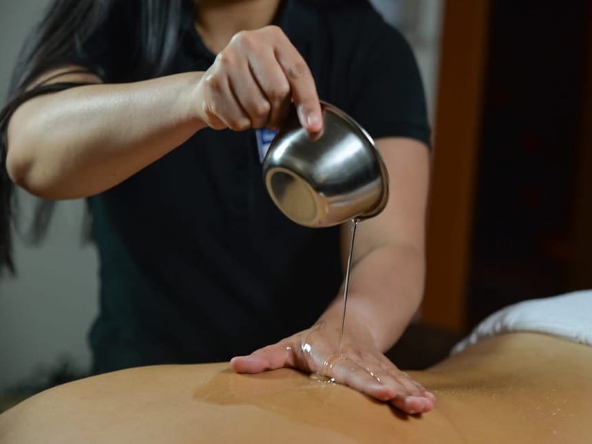 Eine Frau die eine Massage durchführt