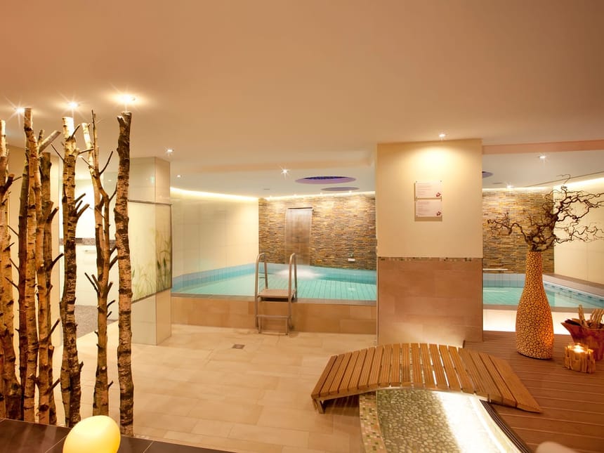 Pool im Wellnessbereich