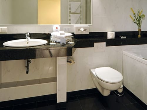 Helles Badezimmer