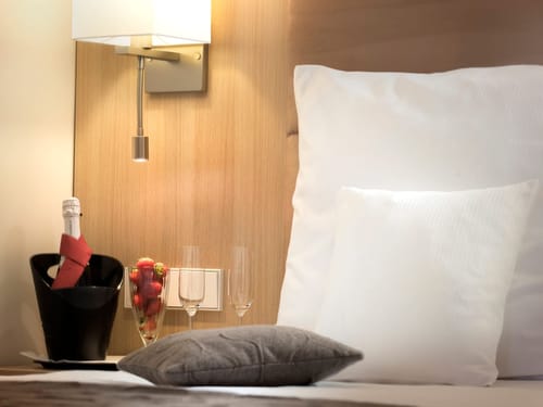 Sektflasche, Gläser und Erdbeeren