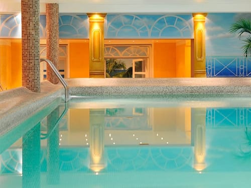 Großer Indoor Pool