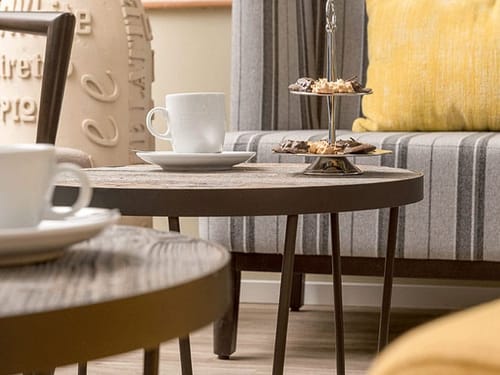 Kleine Tische mit Plätzchen und Kaffee