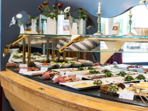 Buffet mit verschiedenen Speisen