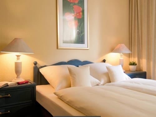 Gemütliches Schlafzimmer mit Doppelbett und Nachttischlampen