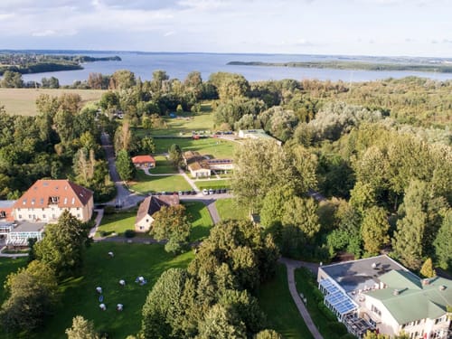 Aufnahme aus der Luft vom Hotel und dem Ziegeleisee