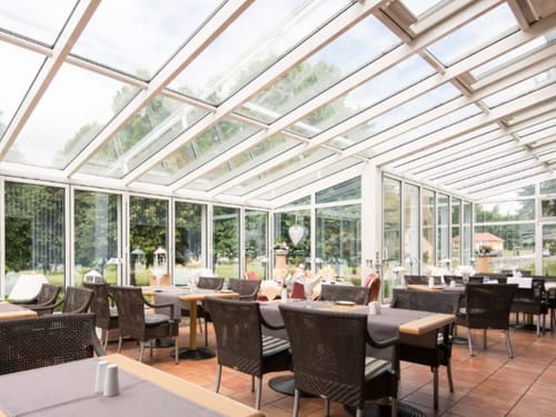 Mehrere Tische und Stühle im Restaurant