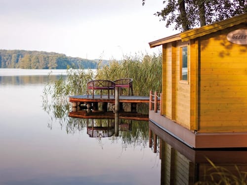 Sauna am See mit einem Steeg und Sitzmöglichkeiten