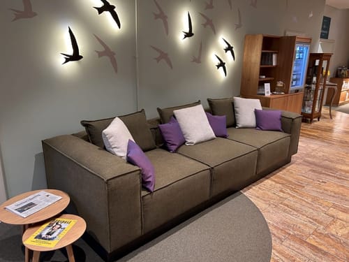 Modernes Wohnzimmer mit gemütlichem Sofa und stilvollen Kissen