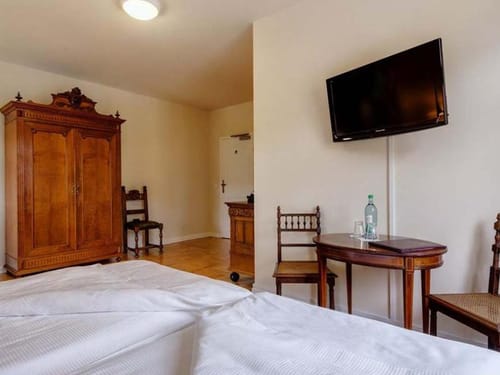 Zimmer mit TV und Sitzmöglichkeiten