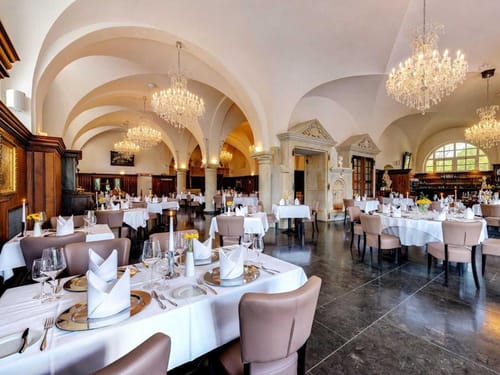 Großes Restaurant mit eingedeckten Tischen