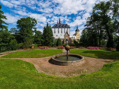 Schöner großer Schlossgarten mit einem Brunnen