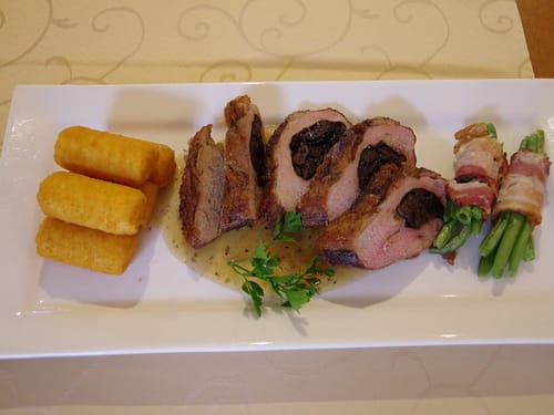 Telleser mit Kroketten, Fleisch und Speckbohnen