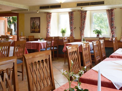 verschiedene Tischgruppen im Stüberl Restaurant