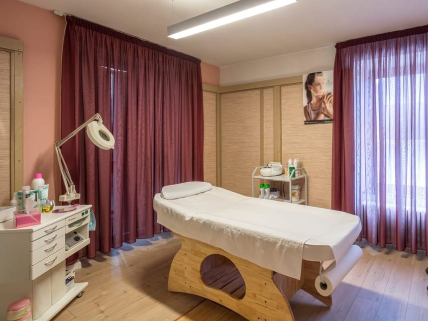 Kosmetikstuhl und verschiedene Kosmetik Produkte im Beautybereich