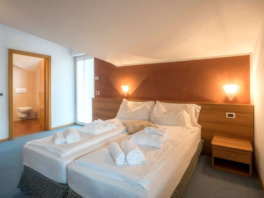 elegantes Doppelzimmer mit Doppelbett,Sideboard und Zugang zum Bad