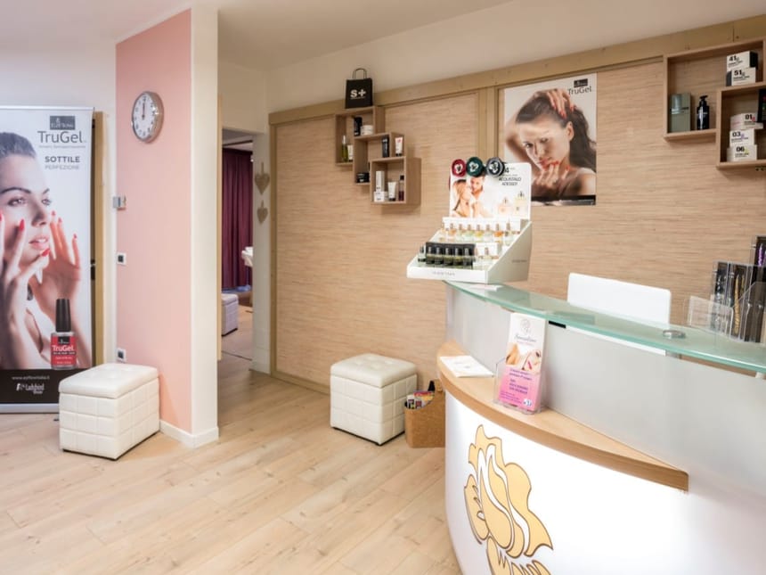 kleine Rezeption mit einem Kosmetikangebot