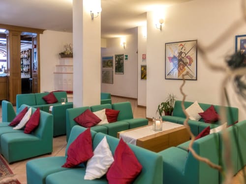 verschiedene Loungemöbel in der Lobby 