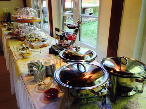 Frühstücksbuffet mit vielen verschiedenen Speisen