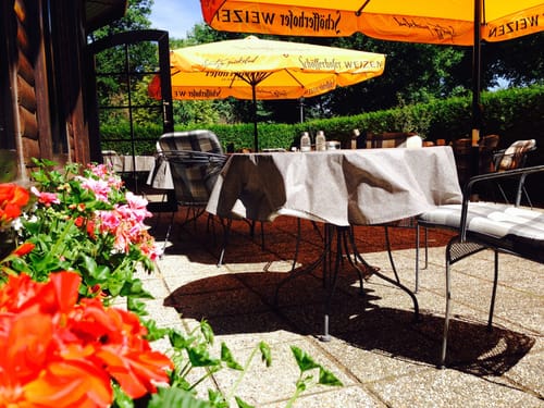 Gedeckter Tisch bei Sonnenschein
