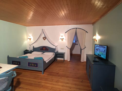 Großes Doppelzimmer mit TV und Sitzmöglichkeit