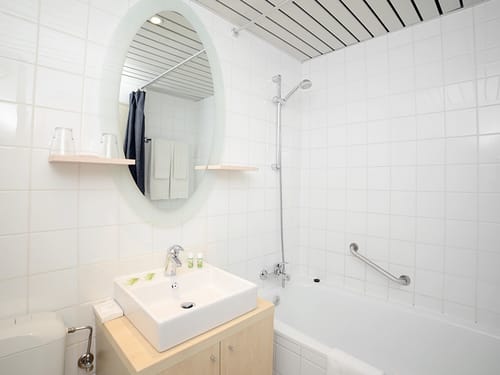 Bad mit Badewanne, Waschtisch, Wandspiegel und WC