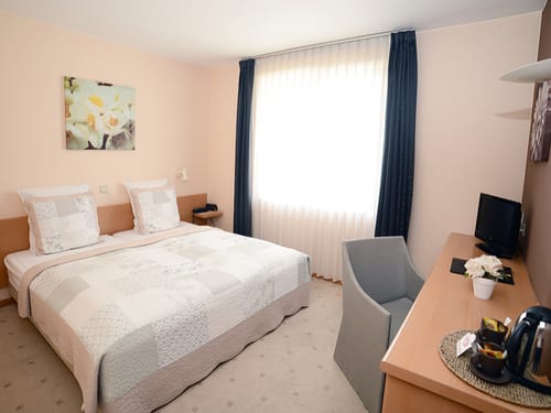 Doppebett, mit Schreibtisch, Sessel und TV