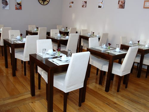 kleine Tischgruppen im Frühstückssaal