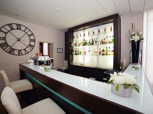 moderne Hotelbar mit Barhockern