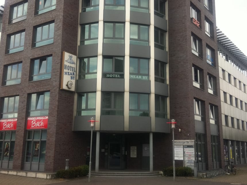 Außenansicht im Hotel Near By bei Tageslicht