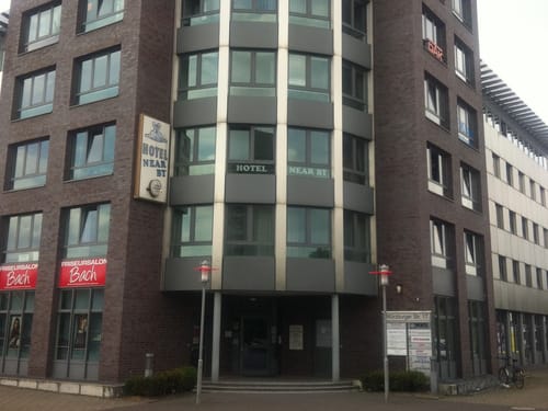 Außenansicht im Hotel Near By bei Tageslicht